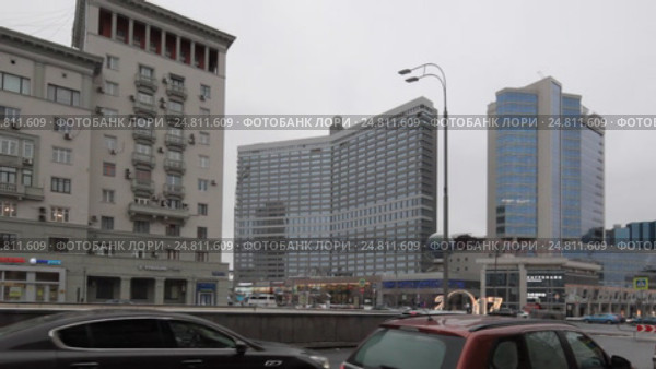 Автомобили выезжают с Новинского бульвара на Новый Арбат, город Москва. Проводка, слева на право (2017 год). Редакционное видео, видеограф Дмитрий Неумоин / Фотобанк Лори