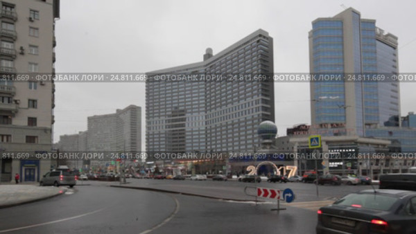 Автомобили выезжают с Новинского бульвара на Новый Арбат, город Москва. Камера статична (2017 год). Редакционное видео, видеограф Дмитрий Неумоин / Фотобанк Лори