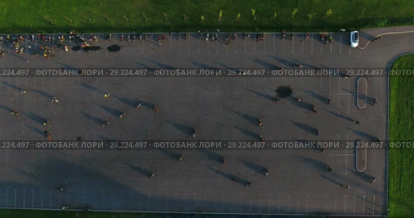 Автомобильная парковка в качестве площадки для тренировки навыков вождения мотоцикла, вид сверху. Стоковое видео, видеограф Кекяляйнен Андрей / Фотобанк Лори