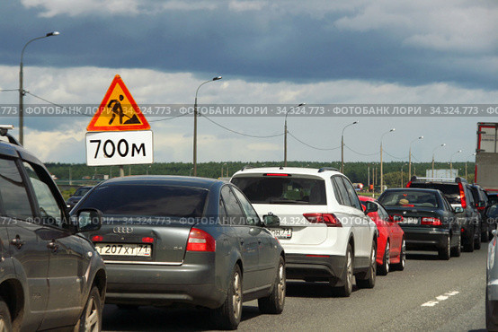 Автомобильная пробка на шоссе. Знак "Дорожные работы" и табличка 700 метров. Трасса М2 «Крым» (2020 год). Редакционное фото, фотограф Щеголева Ольга / Фотобанк Лори