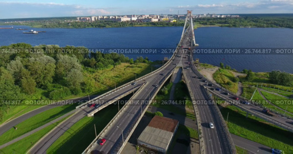 Автомобильная развязка перед Октябрьским вантовым мостом. Река Шексна, Череповец (2017 год). Стоковое видео, видеограф Кекяляйнен Андрей / Фотобанк Лори