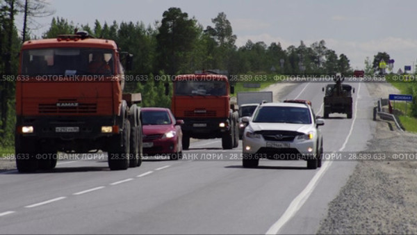 Автомобильное движение на дороге Сургут-Когалым. Highway Surgut-Kogalym. Telephoto shot. (2015 год). Редакционное видео, видеограф Евгений Романов / Фотобанк Лори