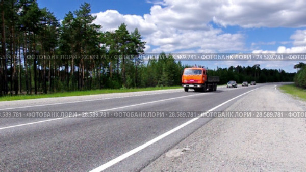 Автомобильное движение на дороге Сургут-Когалым. Highway Surgut-Kogalym. Telephoto shot. (2015 год). Редакционное видео, видеограф Евгений Романов / Фотобанк Лори