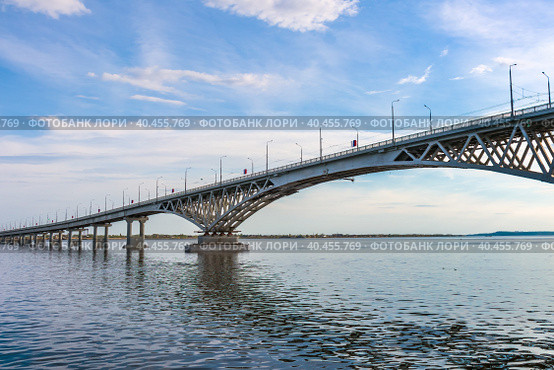 Автомобильный мост (Саратовский мост) через реку Волгу, соединяющий правый берег, на котором стоит город Саратов, и левый — на котором расположен город Энгельс (2023 год). Стоковое фото, фотограф Владимир Сергеев / Фотобанк Лори