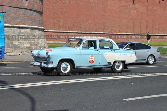 Автопробег с участием ретро-автомобилей, приуроченный к 121-летию ГУМа, 26 июля 2014. Кремлевская набережная. Москва. Редакционное фото, фотограф lana1501 / Фотобанк Лори