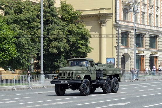 Авторазливочная станция АРС-14 на базе ЗИЛ-131 на Моховой улице во время парада, посвящённого 75-летию Победы в Великой Отечественной войне (2020 год). Редакционное фото, фотограф Free Wind / Фотобанк Лори