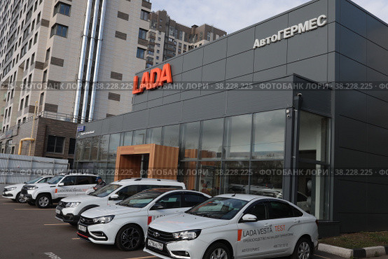 Автоцентр LADA в Москве (2022 год). Редакционное фото, фотограф Дмитрий Неумоин / Фотобанк Лори