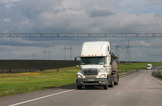 Автоцистерна движется по дороге (седельный тягач Freightliner) (2013 год). Редакционное фото, фотограф Щеголева Ольга / Фотобанк Лори