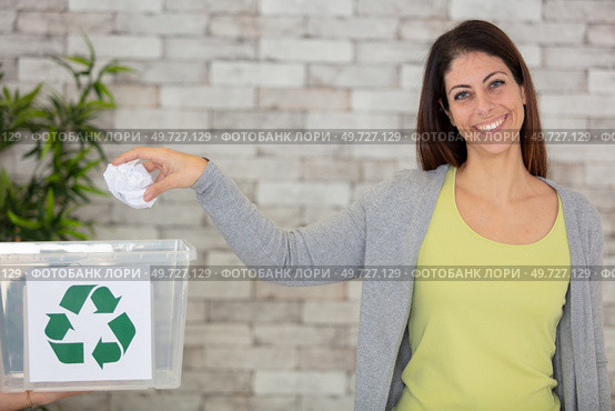 aware woman separating paper from other waste. Стоковое фото, агентство Ingram Publishing / Фотобанк Лори