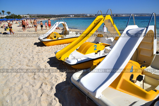 Ayia Napa, Cyprus - November 1. 2018. Pedal catamarans on Makronissos Beach Resort. Редакционное фото, фотограф Володина Ольга / Фотобанк Лори