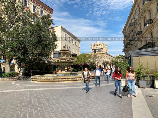 Азербайджан, город Баку. Люди гуляют улице Низами в сентябре (2019 год). Редакционное фото, фотограф Овчинникова Ирина / Фотобанк Лори