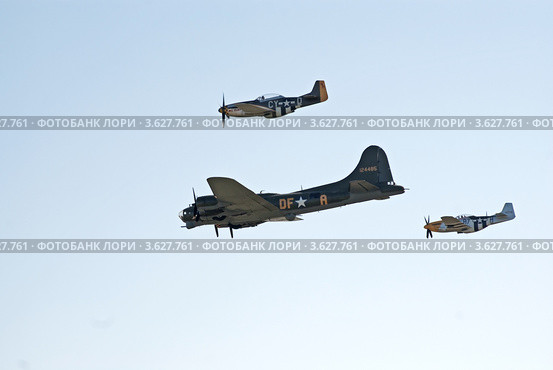 B-17 с эскортом истребителей (2010 год). Редакционное фото, фотограф Василий Фирсов / Фотобанк Лори