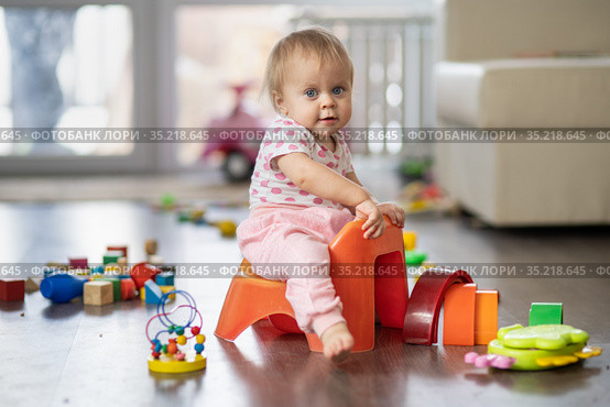 Baby one year old plays. Стоковое фото, фотограф Типляшина Евгения / Фотобанк Лори
