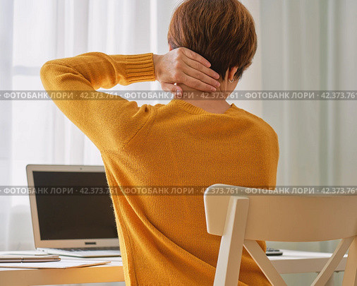 Back view of faceless woman feeling pain in neck. Remote work di. Стоковое фото, фотограф Natalia Gdovskaia / Фотобанк Лори