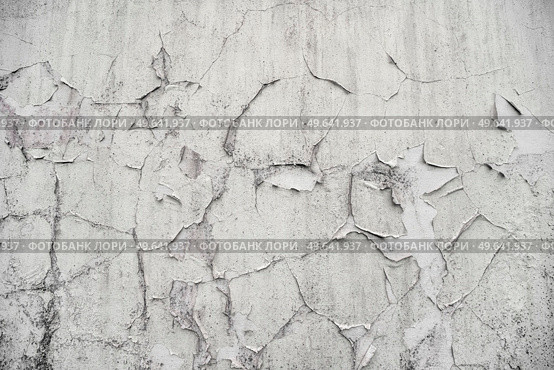Background of an old wall with peeling paint in grey colors on worn concrete. Стоковое фото, агентство Ingram Publishing / Фотобанк Лори