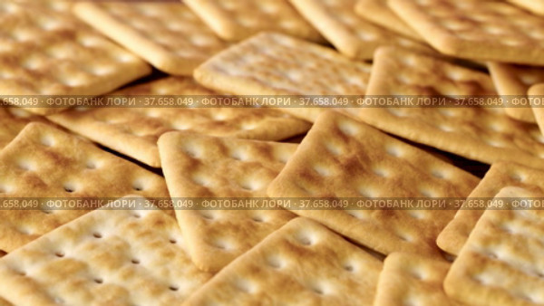 Background of stacked salty cracker cookies, close up. Стоковое видео, видеограф Сергей Толмачёв / Фотобанк Лори
