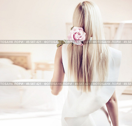 Backside portrait of a blond woman in a luxurious apartment. Стоковое фото, агентство Ingram Publishing / Фотобанк Лори