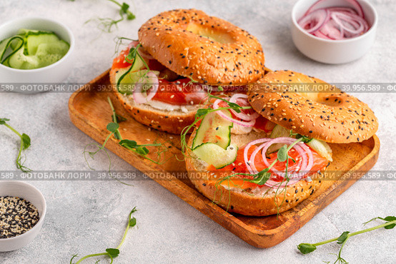 Bagel and Salmon Lox with Cream Cheese. Стоковое фото, фотограф Татьяна  Бральнина / Фотобанк Лори
