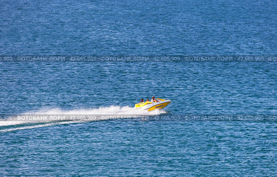 BAIKAL LAKE, OLKHON ISLAND, SAKHYURTA VILLAGE, IRKUTSK REGION, RUSSIA - August 14, 2023: Tourists ride a motor boat on the blue water of the Small Sea on a sunny summer day. Редакционное фото, фотограф Виктория Катьянова / Фотобанк Лори