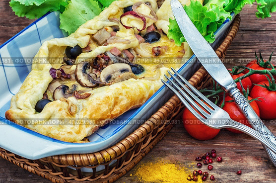 baked in the oven meat shawarma. Стоковое фото, агентство Ingram Publishing / Фотобанк Лори