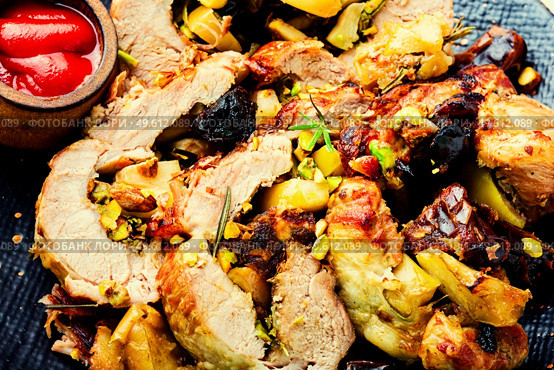Baked pork with dates, apples and pistachios. Roasted lean pork.. Meatloaf with dates and apples. Стоковое фото, агентство Ingram Publishing / Фотобанк Лори