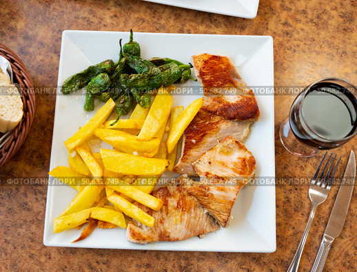 Baked pork with potatoes and pepper. Стоковое фото, фотограф Яков Филимонов / Фотобанк Лори