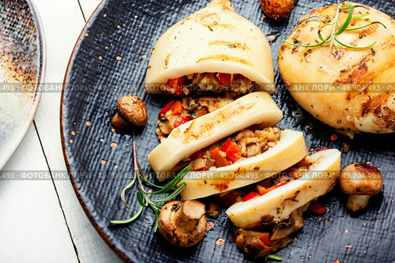 Baked squid with vegetable stuffing. Mediterranean dish. Fried calamary tubes.. Baked squid, stuffed calamari. Стоковое фото, агентство Ingram Publishing / Фотобанк Лори