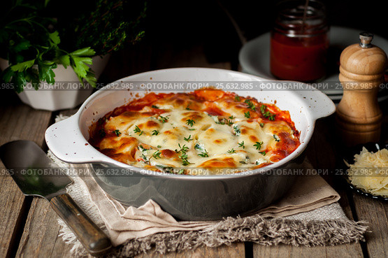 Baked Stuffed Conchiglioni with Tomato. Стоковое фото, фотограф Татьяна Ворона / Фотобанк Лори