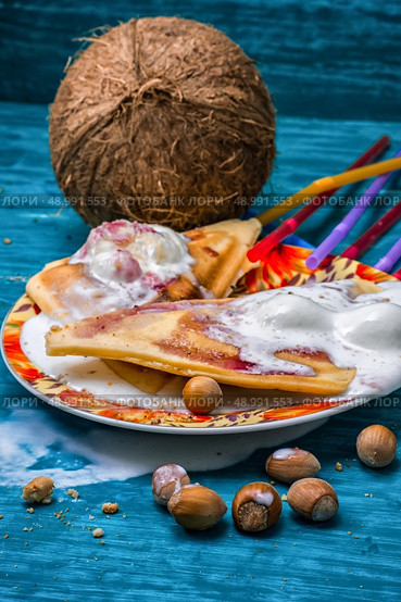 baked toast smeared ice cream in raspberry jam. freshly baked waffle pecan coconut dessert with appendices ice cream.Selective focus. Стоковое фото, агентство Ingram Publishing / Фотобанк Лори
