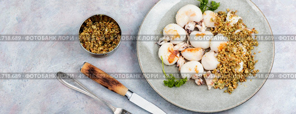 Baked young squids with nut garnish. Fried squid. Copy space.. Baked calamari with nuts, space for text. Стоковое фото, агентство Ingram Publishing / Фотобанк Лори