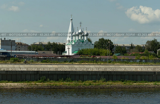 Балахна, вид на Спасскую церковь с борта теплохода (2022 год). Редакционное фото, фотограф Дмитрий Казаков / Фотобанк Лори