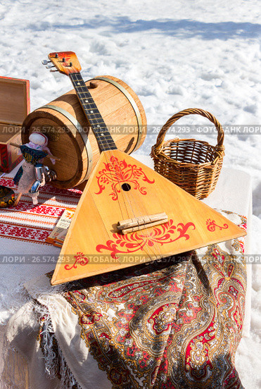 Balalaika and other products of Russian folk art over the snow background. Стоковое фото, фотограф FotograFF / Фотобанк Лори