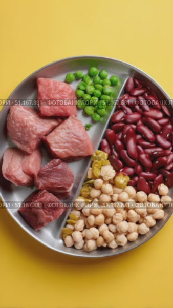 Balanced nutrition plate showcasing lean protein, kidney beans, green peas, and chickpeas, representing portion control and mindful dietary choices. Стоковое AI-видео, аниматор Юрий Поздников / Фотобанк Лори