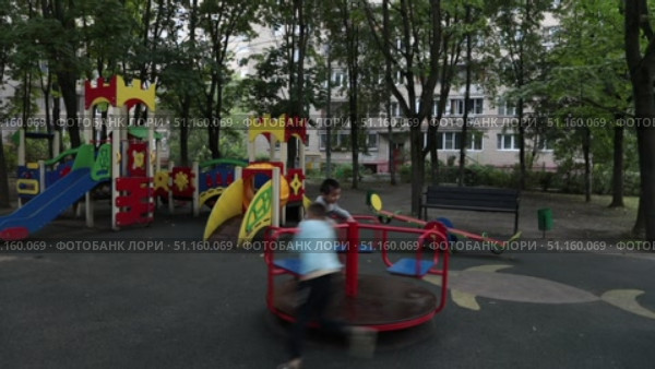Балашиха детская площадка с детьми на Живописной улице (2021 год). Редакционное видео, видеограф Дмитрий Неумоин / Фотобанк Лори