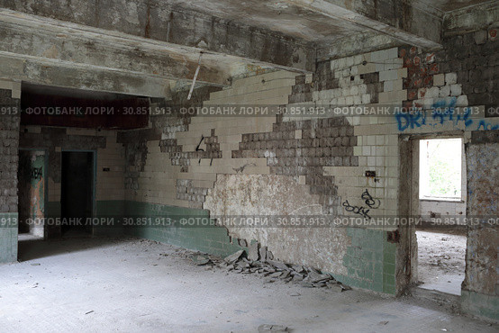 Балашиха, интерьер разрушенной бани на улице Флерова (2019 год). Редакционное фото, фотограф Дмитрий Неумоин / Фотобанк Лори