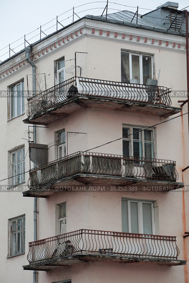Балашиха, улица Флёрова дом 4, балконы (2020 год). Редакционное фото, фотограф Дмитрий Неумоин / Фотобанк Лори