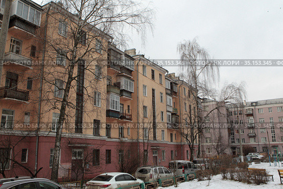 Балашиха, улица Флёрова дом 4, внутренний двор (2020 год). Редакционное фото, фотограф Дмитрий Неумоин / Фотобанк Лори