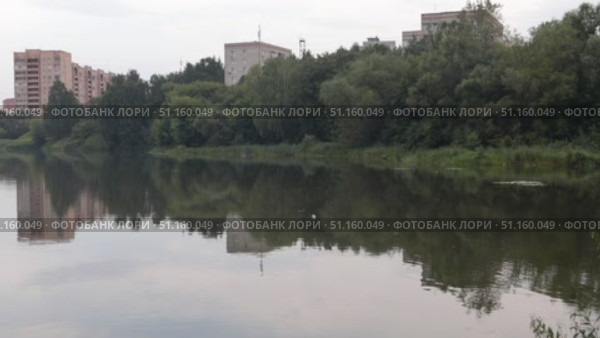 Балашиха жилые дома на Живописной улице с видом берега реки Пехорка (2021 год). Стоковое видео, видеограф Дмитрий Неумоин / Фотобанк Лори
