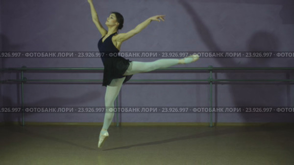 Балерина исполняет красивый танец. Стоковое видео, видеограф Виктор Аллин / Фотобанк Лори