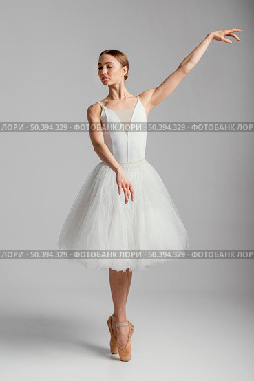 ballerina standing with pointe shoes. Стоковое фото, агентство Ingram Publishing / Фотобанк Лори