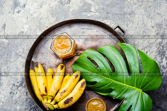 Bananas jam in a glass jar.Homemade jam and fresh banana. Tasty banana jam. Стоковое фото, агентство Ingram Publishing / Фотобанк Лори