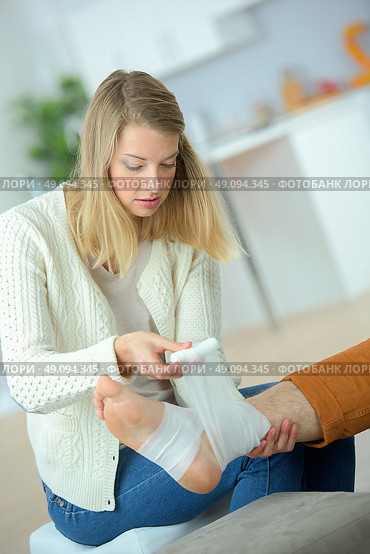 Bandaging a leg. Стоковое фото, агентство Ingram Publishing / Фотобанк Лори
