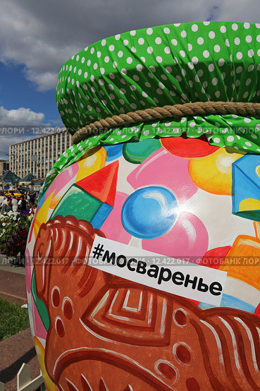 Банка варенья с табличкой "мосваренье", Новопушкинский сквер, фестиваль варенья "Московское лето", Москва (2015 год). Редакционное фото, фотограф Алексей Гусев / Фотобанк Лори