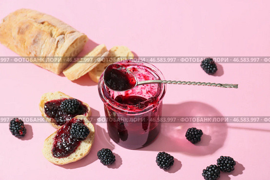 Банка вкусного ежевичного варенья и бутерброды на цветном фоне. Стоковое фото, фотограф Pixel_shot / Фотобанк Лори