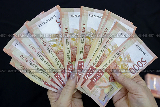 Банкноты номиналом 5000 рублей выпуска 2023 года. Стоковое фото, фотограф Донат Сорокин / ТАСС / Фотобанк Лори