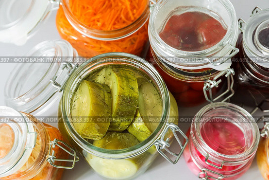 Баночки со вкусными кисломолочными овощами на светлом фоне. Стоковое фото, фотограф Pixel_shot / Фотобанк Лори