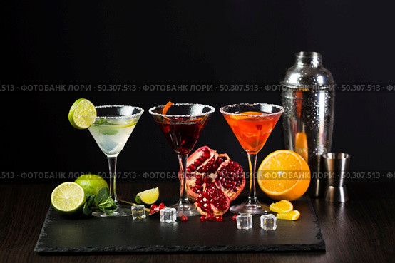 Bar. Various cocktails on the table. Cocktails. Стоковое фото, агентство Ingram Publishing / Фотобанк Лори