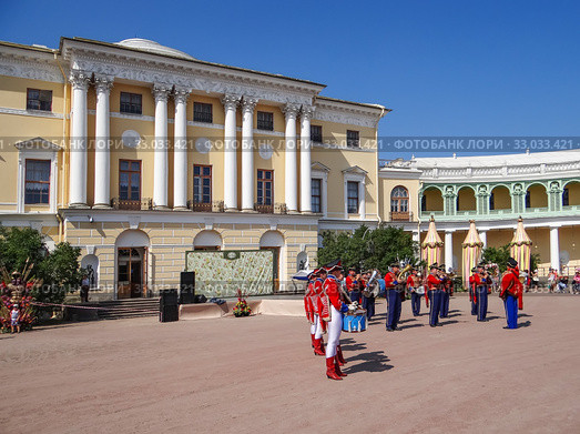 Барабанщицы оркестра "Виват, Россия!", в исторической форме гусар 1813 г., на фестивале ”Императорский букет”. Павловск. (2014 год). Редакционное фото, фотограф Сергей Афанасьев / Фотобанк Лори