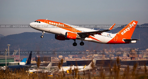 Barcelona, El Prat - February 02, 2020: Airline EasyJet plane takes off from the runway at Barcelona El Prat airport. Board number OE-IJV. Редакционное фото, фотограф Яков Филимонов / Фотобанк Лори