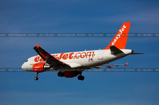 Barcelona, El Prat - January 26, 2020: Airplane EasyJet airline lands on the runway in an aeroport El Prat city of Barcelona. Редакционное фото, фотограф Яков Филимонов / Фотобанк Лори